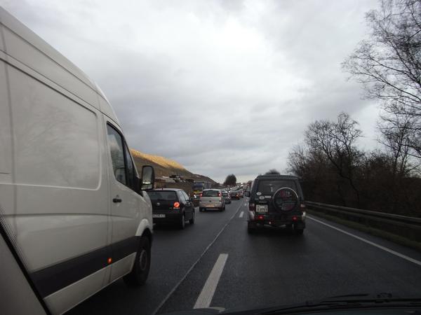 Stau auf der Autobahn 4
Ein Stau wie dieser hier ist keine Seltenheit. Da unsere Autobahnen mit Baustellen dicht besät sind, gibt es auch genügend Gründe für Verkehrseinschränkungen.