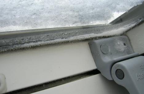Schnee und Eis am Dachfenster
In den milden Wintern der vergangenen Jahre war wenig Gelegenheit die Probleme von Dachfenstern so genau zu beleuchten. Die Dichtungen dieses Fensters sind völlig unzureichend.
