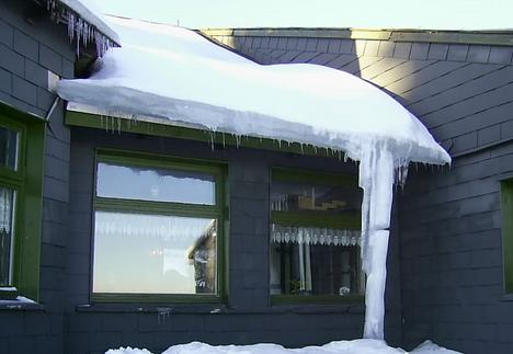 Schnee schmilzt auf dem Dach
Auf diesem Gasthaus gibt es reichlich Schnee. Man ist auf diese Witterung vorbereitet und hat alles mit Schiefer verkleidet. Die Sonnenstrahlen wärmen die dunklen Schieferplatten