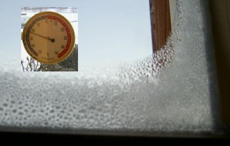 Auch an gut isolierten Scheiben gibt es noch Eis.
Wenn draußen starker Frost herrscht, schlägt sich im kalten Zimmer die Atemluft an den Scheiben nieder. Was will man dagegen tun? Im kalten Schlafzimmer gibt es nicht