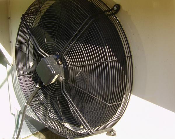 Lüftergeräusche von der Wärmepumpe
Luft-Luft-Wärmepumpen und Luft-Wasser-Wärmepumpen saugen über einen Ventilator die Außenluft durch den Wärmetauscher. Die dabei auftretenden Geräusche sind von