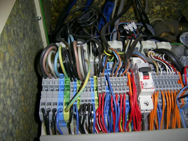 Verkabelung in der Wärmepumpe
Erstaunlich wie viele Kabel da unter der Abdeckung liegen. Wenn man sich die tatsächliche Leistung der Wärmepumpe ansieht, sind sie eher ein sparsamer