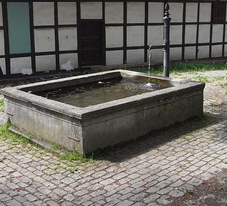 Der Brunnen läuft noch.
Nachdem ich mich aus Freude über den noch laufenden Brunnen an dem Wasser ergötzt habe, bemerke ich in der Nähe das Schild (Kein Trinkwasser)