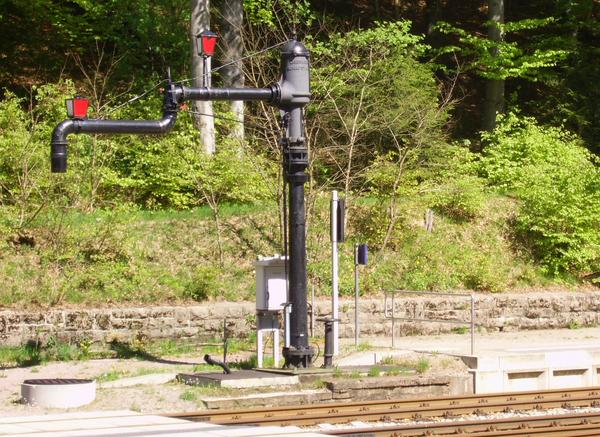 Ohne Dampf keine Leistung.
Nur selten kommt an diesem Bahnhof noch eine Dampflok vorbei. Der Gelenkwasserkran am Bahnhof Oberhof ist aber noch betriebsbereit.