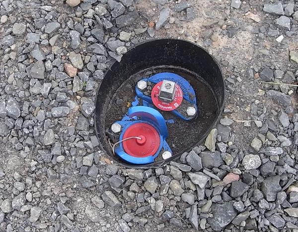 Hydrant - Zapfstelle in der Hauptwasserleitung
Im Straßenunterbau verschwindet ein Unterflurhydrant. Direkt in der Hauptwasserleitung unter der Straßendecke kann dann ein Feuerwehrschlauch angeschlossen werden.