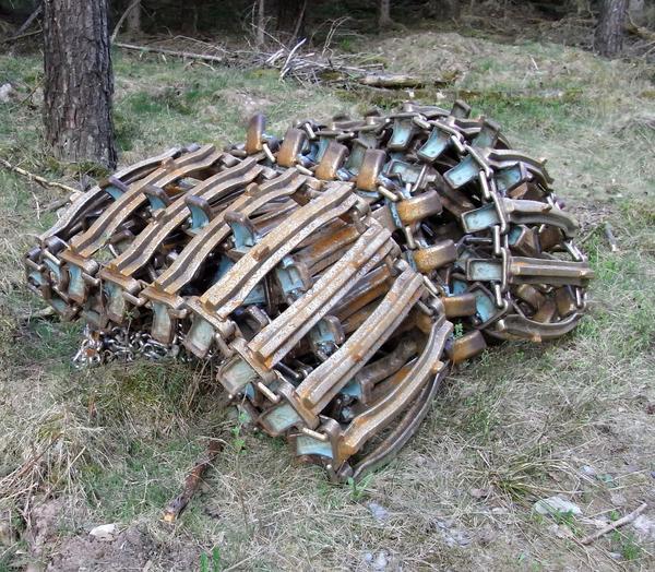 Ketten schonen den Waldboden
Hier hat nicht etwa jemand Schrott abgeladen. Es liegen hier nur Ketten, die hoffentlich vor dem Verlassen der befestigten Wege an die großen Räder angelegt sind.