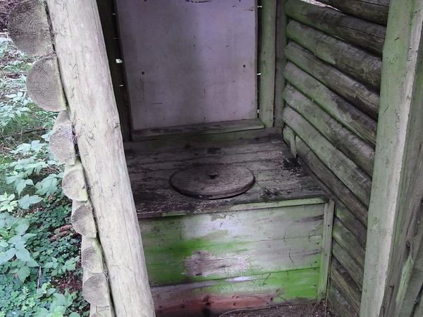 Wasserlose Toiletten - keine Erfindung der Neuzeit
Nach dem gleichen Prinzip wie das alte Plumpsklo im Wald, können immer noch ökologische Toiletten errichtet werden. Ein Kasten mit Loch zum darauf Sitzen sollte möglichst aus