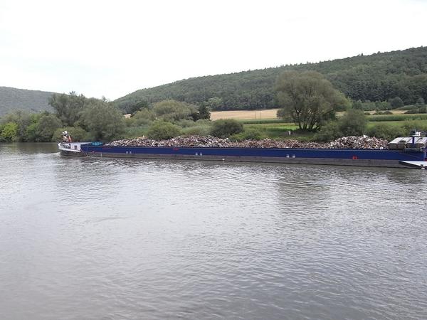 Transport auf dem Wasser
Der Transport auf dem Wasser ist weniger energieintensiv als der Transport auf der Straße. Trotzdem muss auch der Sinn mancher Transporte in Frage gestellt werden.