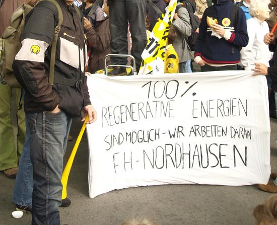 100 % Erneuerbare gegen Atomstrom
Atomkraftgegner sind nicht nur gegen etwas, sondern auch für etwas. So zeigen die Demonstranten der FH Nordhausen gleich die Alternativen.