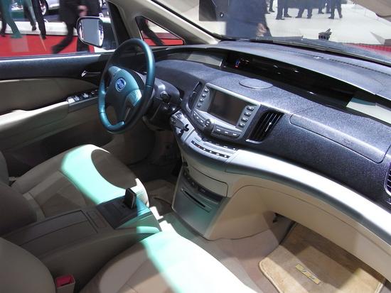 Cockpit im BYD e6 - modern und funktionell
Das Armaturenbrett im BYD e6 sieht sehr übersichtlich aus. Es wirkt nicht so überladen, wie man das von manch einer teuren Automarke kennt. Ob sich der glänzende Kunststoff