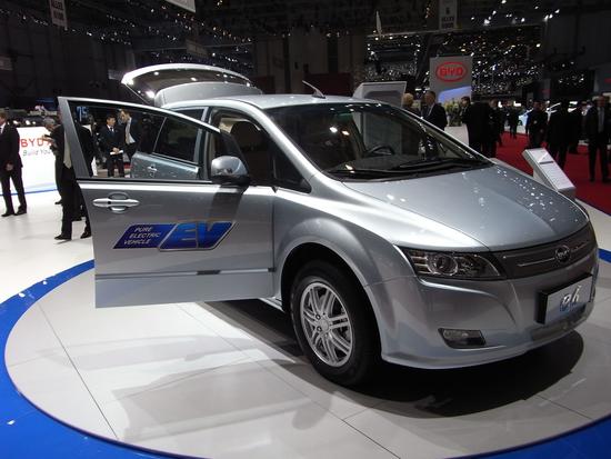 BYD - Der vollelektrische E6
Auf der ganzen Messe findet sich kein anderer vollelektrischer Familienwagen mit solchen Merkmalen. Offensichtlich war das auch das Ziel von BYD, ein Auto für eine breite Masse.