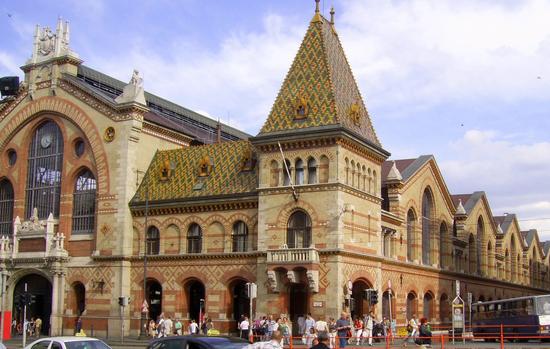 Die große Markthalle von Budapest
Ein sehenswertes Gebäude ist die große Markthalle in Budapest. Hier wird eindrucksvoll demonstriert wie elegant und stilvoll nur mit Naturstein und Ziegelstein gebaut werden kann.