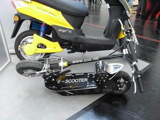 Elektroroller für den Kofferraum
Die Umstellung auf elektrische Mobilität muss nicht gleich überall erfolgen. Schon ein kleiner Elektroscooter kann große Probleme lösen, wenn er in der Innenstadt an Stelle des