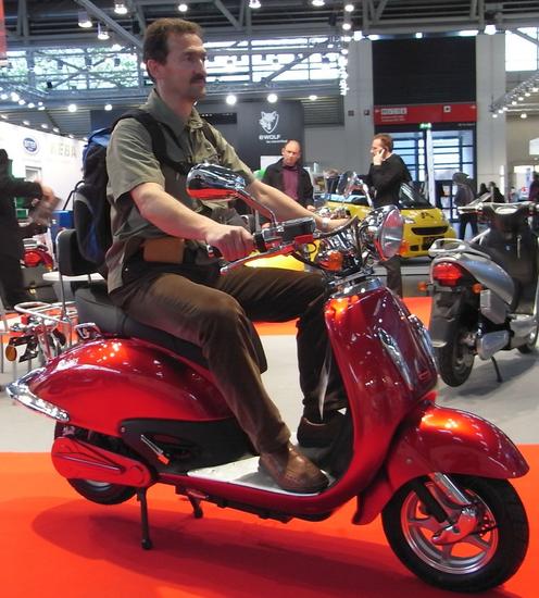 Elektroroller als Statussymbol
Während es bereits die ersten Zweiradfahrer gibt, die aus Prestigegründen nur noch emissionsfrei fahren, hat man jetzt auch noch die Möglichkeit rein optisch aufzufallen.
