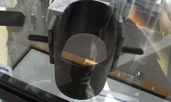 Schwingungsdämpfer aus Carbon
Eine gewisse Ähnlichkeit zu seinem Vorfahren hat dieses Teil schon. Für so eine elastische Aufhängung werden bisher noch Silentblöcke verwendet.