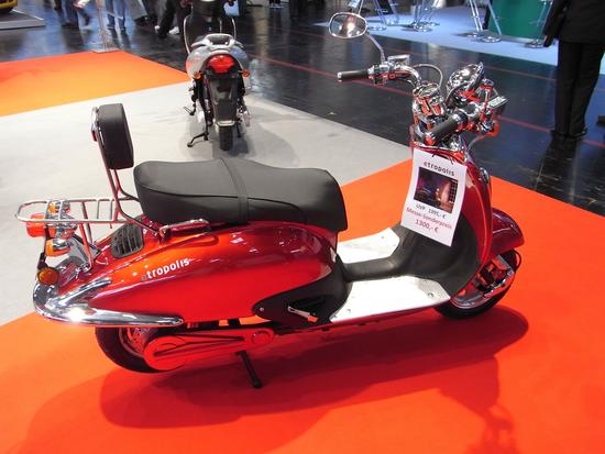 Elektrisch, Kultig und Sparsam
Der Retro-Roller von E-Tropolis ist vergleichsweise günstig. Woanders bekommt man für diesen Preis nicht mal ein Fahrrad. Trotzdem macht das Fahrzeug auch in der Qualität