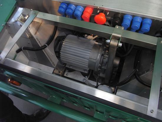 Motorraum vom Volteis
Im Motorraum vom Volteis gibt es nicht viel zu sehen. So viel Technik ist nicht nötig um ein Elektroauto zu bewegen. Bei der Allrad-Variante gibt es dann unter dem Heck noch einen