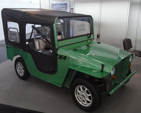 Volteis - Allrad-Elektroauto
Das Allrad-Elektroauto Volteis kommt aus Frankreich. Während ich es auf Anhieb interessant finde, gehen andere Messebesucher an dem besonderen Auto vorbei.