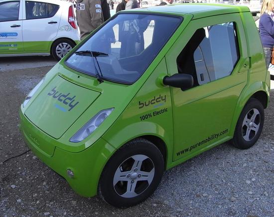 Buddy - Elektroauto, klein und kantig
Einen etwas ungewöhnlichen Anblick bietet das Elektroauto mit dem Namen Buddy. Doch so kantig wie es auch ausschaut, es scheint die Messe-Besucher anzuziehen.