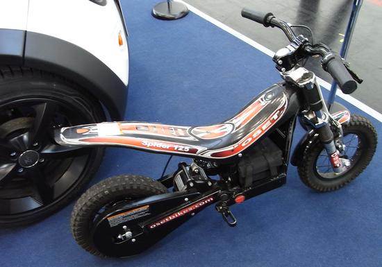 Minimotorrad elektrisch
Das elektrische Minimotorrad ist mit 41 cm Sitzhöhe etwa so hoch wie ein Küchenstuhl. Für Erwachsene ist es aber nicht zu empfehlen, denn es ist für 2-6-jährige Kinder gedacht.