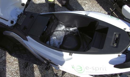 Helmfach im e-sprit Fury
Das Helmfach des Elektrorollers e-sprit Fury zeigt, das dort mehr Platz als für nur einen Helm ist. Man könnte dort z. B. seine Einkäufe verstauen oder ein Notebook mitführen.