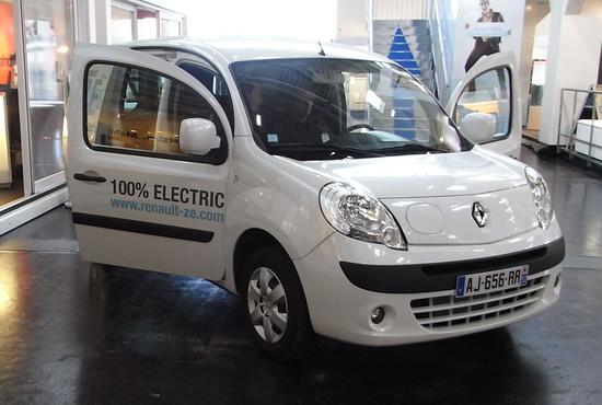 Renault Kangoo Z.E.
Der Renault Kangoo Z.E. wird wohl zu den ersten Serienfahrzeugen mit rein elektrischem Antrieb zählen. Schon ab Mitte 2011 soll der Wagen zur Verfügung stehen.