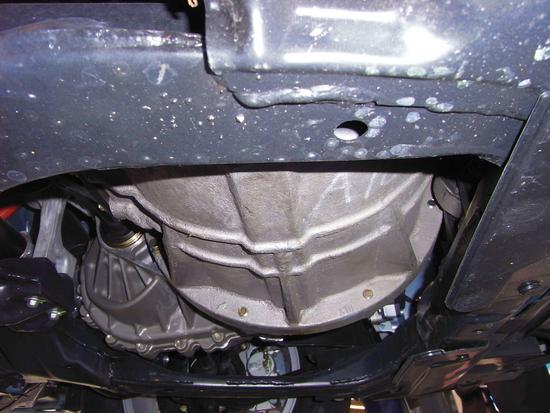 Der Haupt-Motor vom BYD e6 an der Front
Zwischen den Vorderrädern sitzt im BYD e6 der Hauptmotor. Um etwas davon zu sehen muss man schon in die Knie gehen, denn von oben ist vor lauter Elektronik nichts zu sehen.