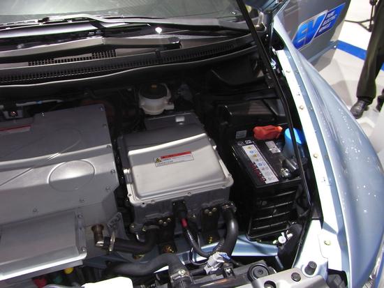 BYD e6 Motorraum - unter Strom
Eigentlich dürfte der Motorraum nicht mehr Motorraum heißen, denn vom Motor wird er schon nicht mehr dominiert. Elektronikraum wäre hier treffender.