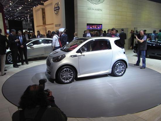 Cygnet - Der kleine Wagen für das große Portemonnaie
Was man bei Toyota iQ nennt, hat sich bei Aston Martin zum Cygnet entwickelt. Irgendwie müssen ja die Sportwagenkunden auch mal zum Einkauf fahren.