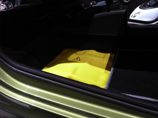 Akkupaket im Boden des Smart electric drive
Man hört immer nur, die Probleme mit den Batterien seien bei den Elektroautos noch nicht geklärt. Gerade beim smarten Anbieter Daimler hat man doch schon