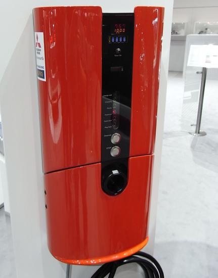 Elektroauto zu Hause laden
Das ist eine Ladestation, die zum MiEV von Mitsubishi passt. Es ist die Ausführung für die heimische Garage, mit der das Auto über Nacht nachgeladen werden kann.
