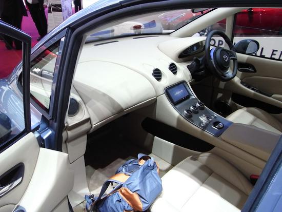 Innenraum vom Elektroauto Joule
Der Innenraum vom Joule macht nicht nur einen geräumigen Eindruck, er ist auch sehr geräumig. Auffällig viel Beinfreiheit gibt es vorne und auch auf den hinteren Plätzen.