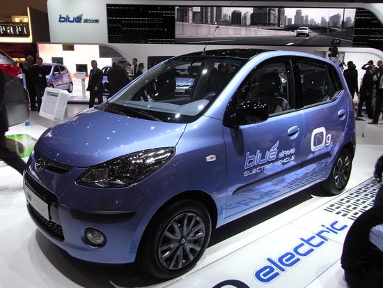 Hyundai i10 electric - flotter Kleinwagen
Auch bei Hyundai darf ein kleines Elektroauto nicht fehlen. Der i10 electric soll es auf eine Reichweite von 160 km bringen. Seine Höchstgeschwindigkeit ist mit 130 km/h angegeben.