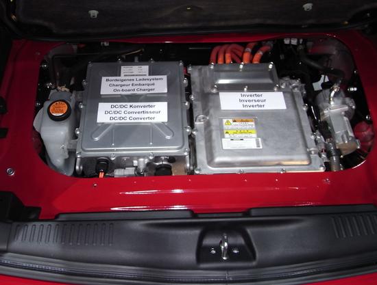 Ein Blick unter den Laderaum
Der Mitsubishi i MiEV zählt ja zu den wenigen alltagstauglichen Elektroautos, die bereits produziert werden. Trotzdem hatte ich bisher noch keine Gelegenheit unter die