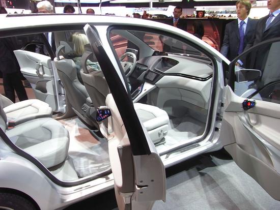 Sieht das etwa nach Kleinwagen aus?
Schon rein optisch kann man erfassen, das es hier um ein ganz großes Auto geht, auch wenn der Emas nur 3,55 Meter lang ist. Der Raum wird optimal genutzt.