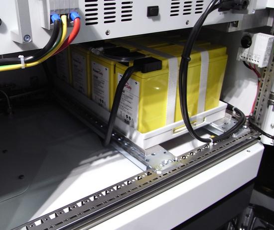 Starterbatterie für Brennstoffzelle
Im unteren Teil des Brennstoffzellensystems sind hier die Batterien angebracht, die den Prozess in Gang setzen müssen. Es geht also auch bei der Brennstoffzelle