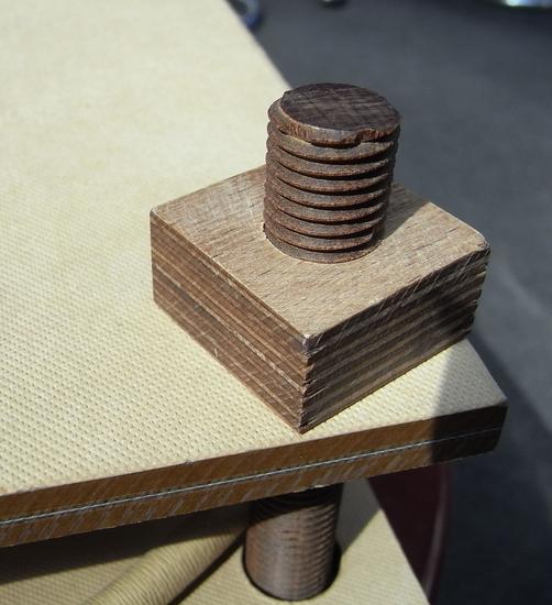 Holzveschraubung - antimagnetisch und isolierend
Wenn es darauf ankommt eine hitzebeständige Verschraubung aus einem nichtleitenden Material herzustellen, ist Holz der naheliegendste Baustoff.