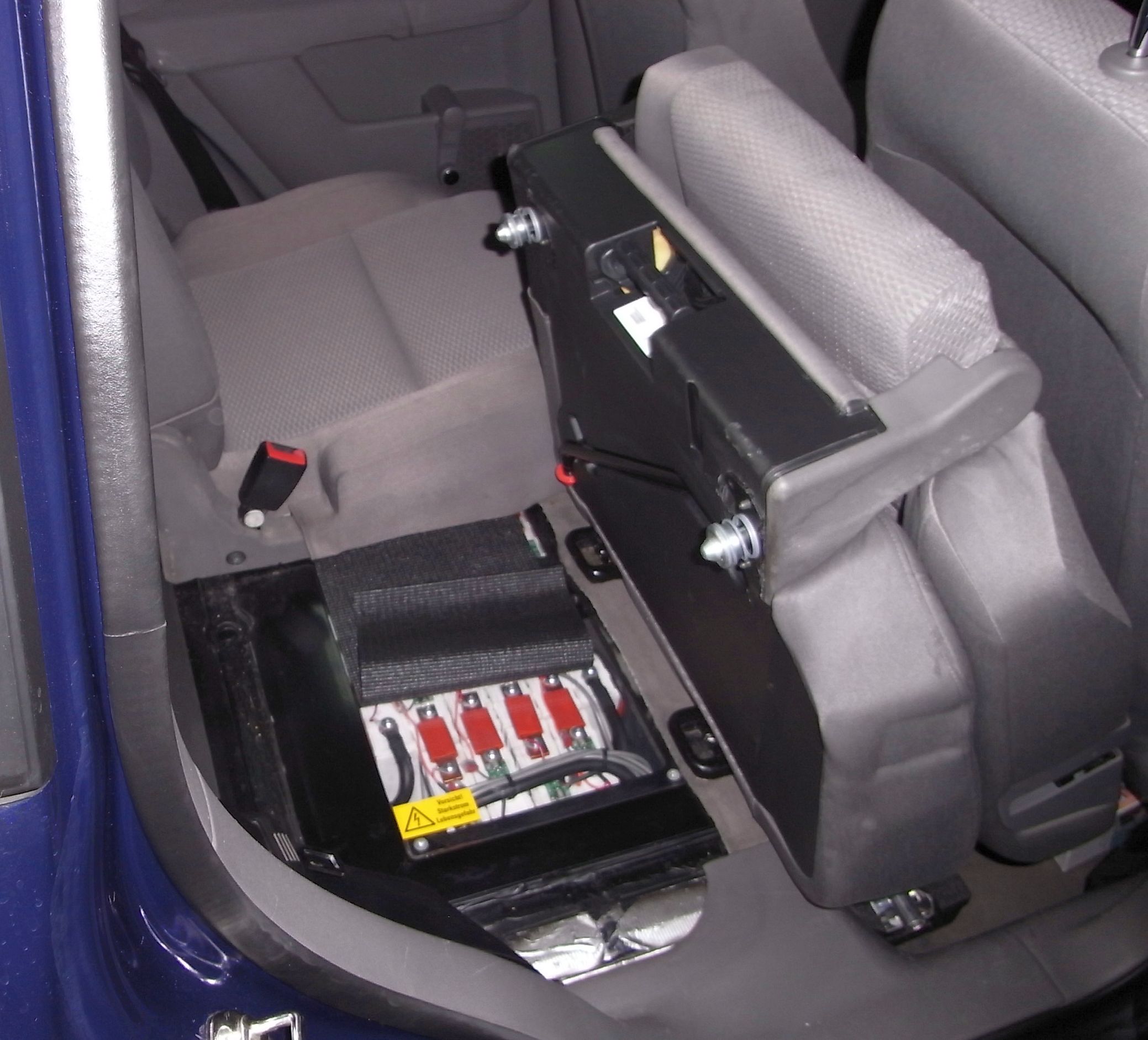 Batteriefach unter der Rücksitzbank renault megane 04 fuse box 