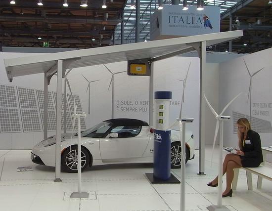 Solarladestation im Carport integriert
Nein, die junge Frau wartet nicht darauf, das ihr Roadster geladen wird. Sie will Messebesucher beraten. Das Konzept vom Solar- und Windstrom im Tank scheint aber schon so