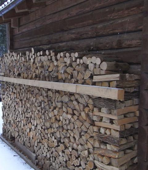 Brennholz muss unbedingt trocken sein
Der alte Aberglaube, mit etwas feuchtem Holz hätte man es länger warm, hat sich bis heute gehalten. Tatsächlich brennt feuchtes Holz langsamer ab, jedoch wird dabei wesentlich