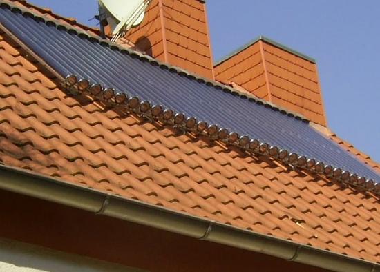 Solarthermische Heizung
Sonnenkollektoren zum Einfangen von Wärme sind auf unsren Dächern keine Seltenheit mehr. Ob es sich um Flachkollektoren oder Röhrenkollektoren handelt, spielt dabei