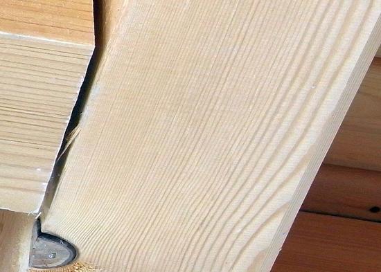 Nasse Balken verzapft man nicht.
Früher hätte der Geselle ein paar hinter die Ohren gekriegt, wenn er so etwas verzapft hätte. Leider gibt es immer wieder Handwerker, die es mit dem Material nicht so genau nehmen.