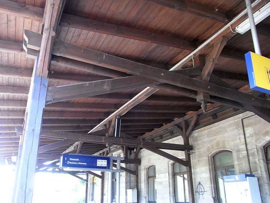 Holzkonstruktion zur Überdachung eines Bahnsteiges
Wer sich für praktische Beispiele gelungener Holztragwerke interessiert, der wird auf alten Bahnhöfen fündig. Die Überdachungen der Bahnsteige sind oft der beste Beleg