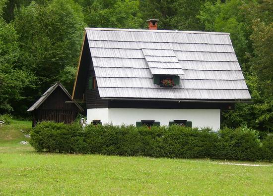 Dacheindeckung mit Brettschindeln
Brettschindeln als Dachhaut gehören vor allem in den waldreichen Gegenden der Mittelgebirge zu den üblichen Baumaterialien. Dort wo das Holz geerntet wird, wird es auch verwendet.