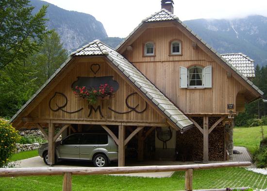 Holzfassade bewährt sich als Wetterschutz
Dort wo Holzbau noch Tradition hat glaubt man sich manchmal von reinen Holzhäusern umgeben. Tatsächlich handelt es sich aber oft um Mischbauten, bei denen nur die wichtigsten