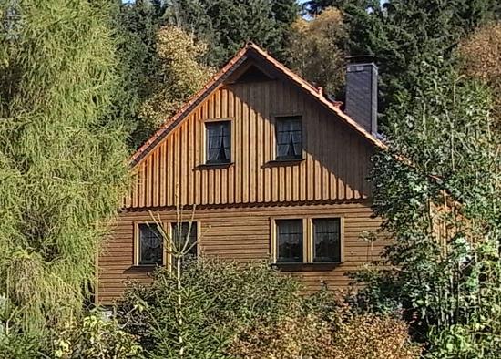 Wohnhaus mit Holzfassade
Unten im Blockhausstil verkleidet und am Giebel mit einer Boden-Deckel-Schalung, fügt sich dieses Wohnhaus hervorragend in das Bild der Natur.