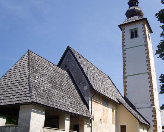 Kirchendach mit Holzschindeldeckung
Das Dach einer Kirche und das Dach des Kirchturmes sind hier mit Holzschindeln gedeckt. Seit einigen hundert Jahren hat sich dieses Material hier bewährt.