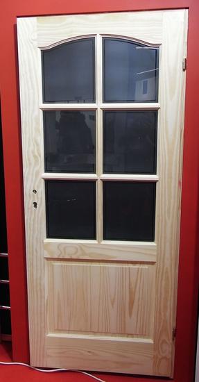 Landhaustür Kiefer, mit Sprossen-Fenster
Die Landhaustür aus massivem Kiefernholz ist mit einem 4mm Glas versehen. Die Sprossen, ebenfalls massiv Kiefer, sind auf die Scheiben aufgesetzt.
