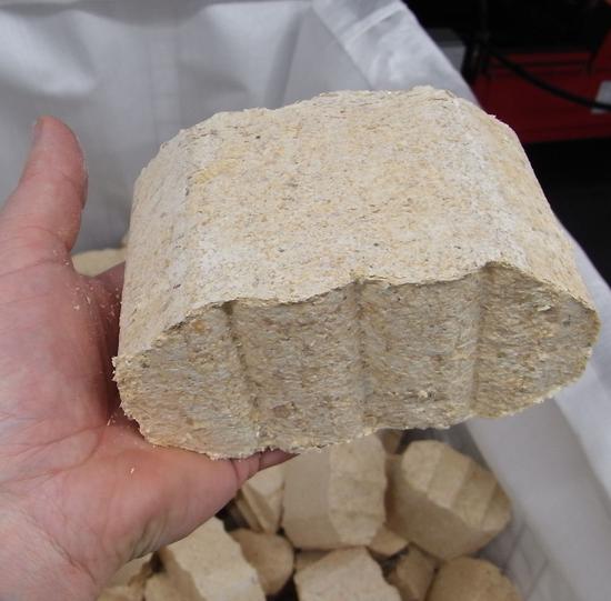 Holzbriketts gepresst - Abfall vermieden
Einer der Vorzüge des Baustoffes Holz ist, das praktisch kein Abfall entsteht. Alles was beim Sägen, Bohren oder Hobeln abfällt hat noch einen Zweck.