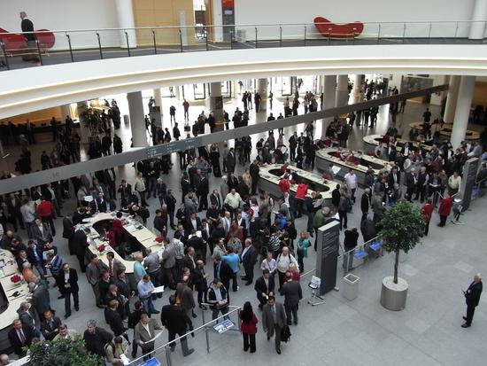 Andrang zur Holzhandwerksmesse
Im Eingangsbereich zur Messe herrscht guter Andrang. Auf einer Messe des Holzhandwerks findet man viele Leute, die selbst in der Branche tätig sind.